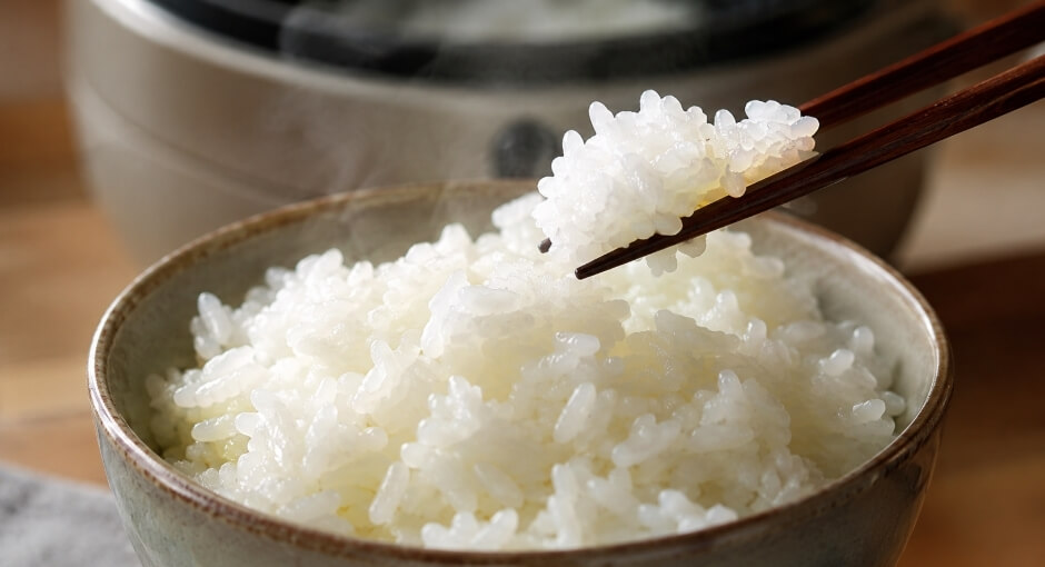 ふっくら炊き上がったひとめぼれ米の艶とやわらかな食感がわかる白ご飯
