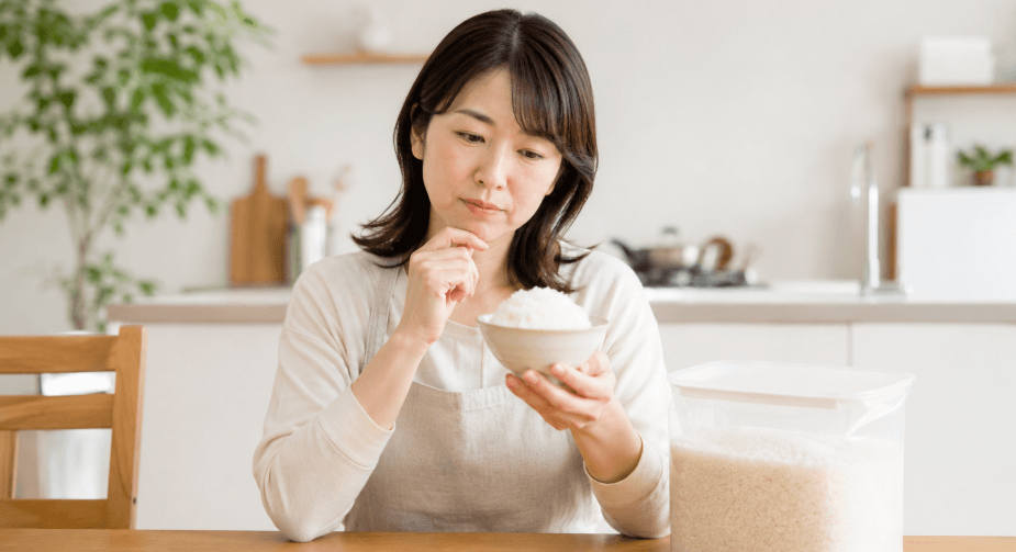 ひとめぼれ米がまずいのか気になり、炊きたてご飯を見ながら考える日本人女性