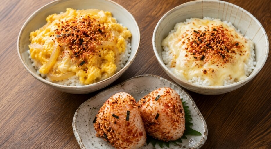 カラムーチョ風ふりかけを使った卵ご飯・チーズご飯・おにぎりアレンジ