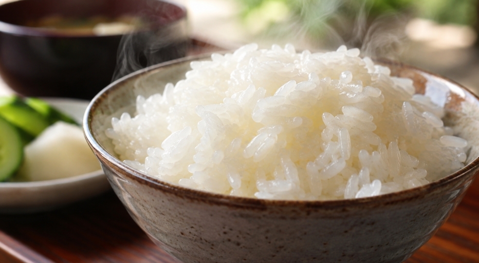 大粒でツヤのあるみずほの輝きの炊きたてご飯