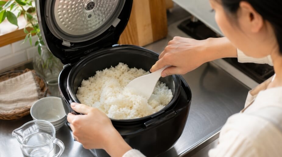 みずほの輝きを炊飯器でほぐし水加減を調整する様子
