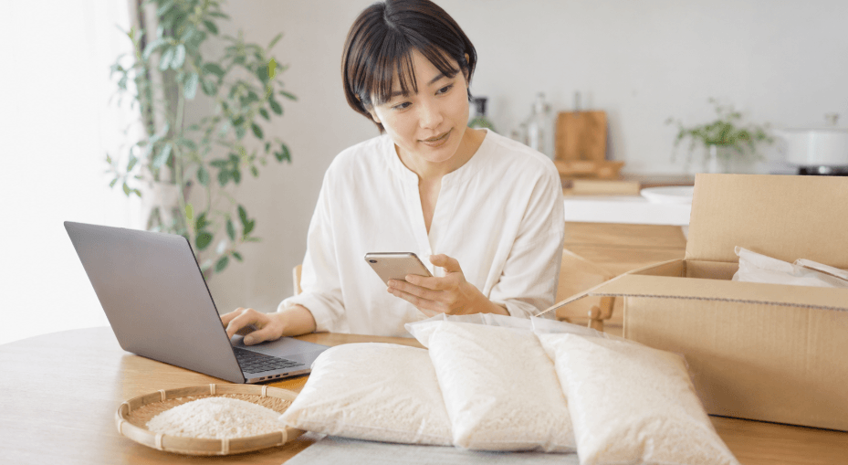 自宅で通販サイトを見ながらもち米の価格と容量を比較する日本人女性