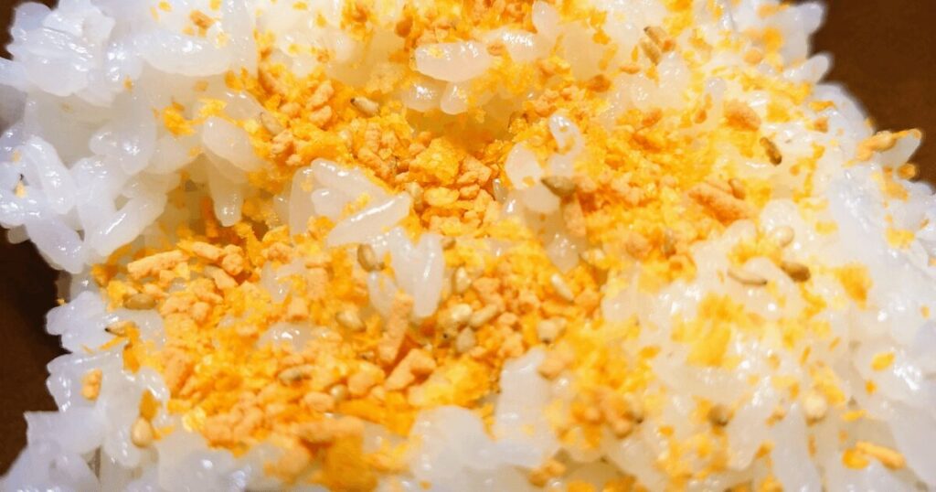 カラムーチョふりかけをご飯にかける様子