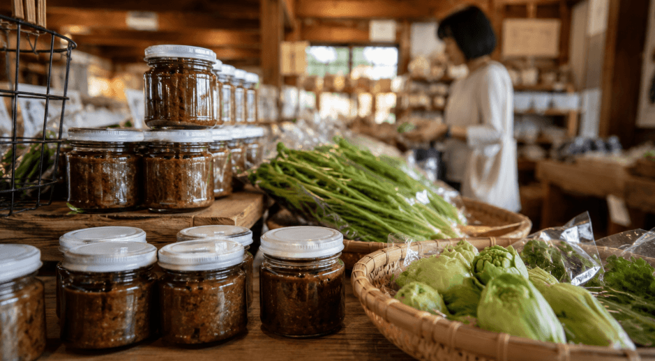 道の駅の売り場に並ぶ瓶詰めのふきのとう味噌と春の山菜