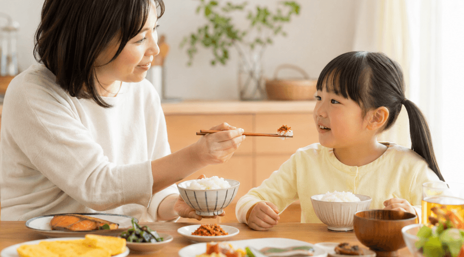 ご飯がススムふりかけを少量の白ご飯で子供に試している親子の食卓風景
