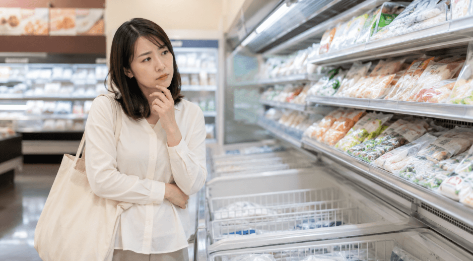 スーパーの冷凍食品売り場で牛とろフレークを探す日本人女性