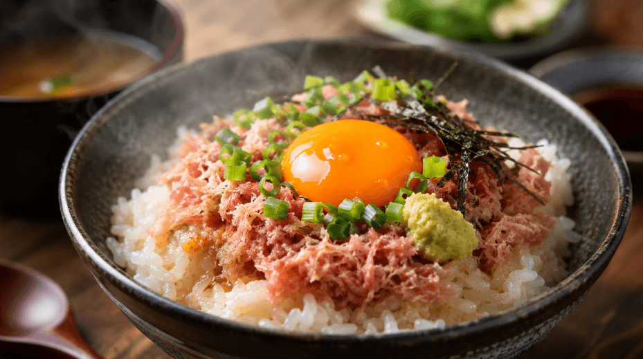 牛とろフレークに卵黄とねぎと海苔とわさびを添えた美味しい牛とろ丼