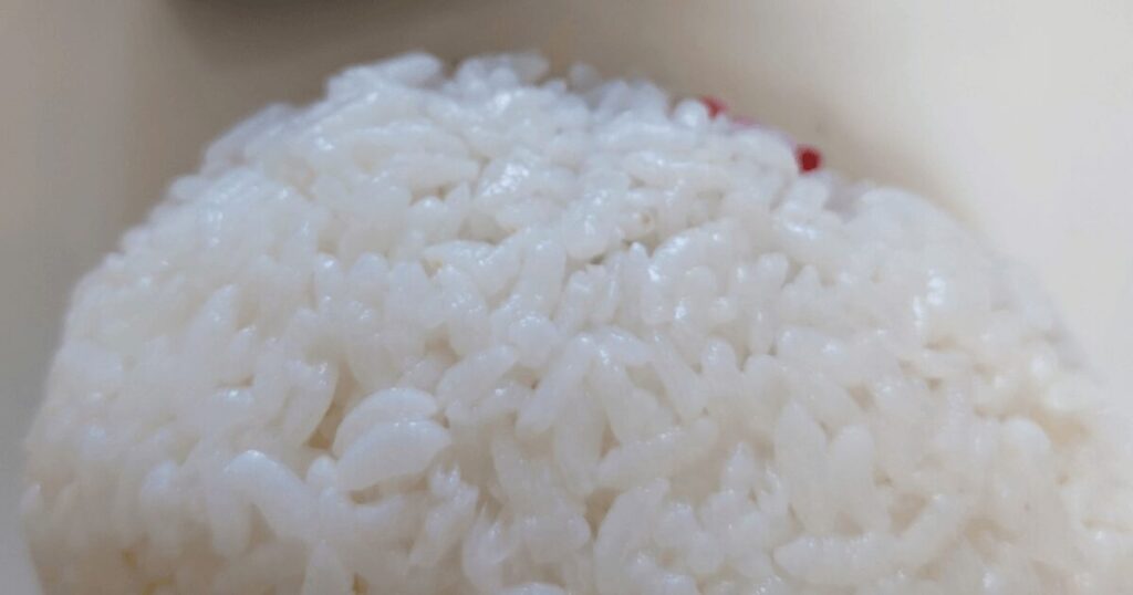 夕食後に握り、翌朝まで冷ましたサツドラ北海道のお米のおにぎり