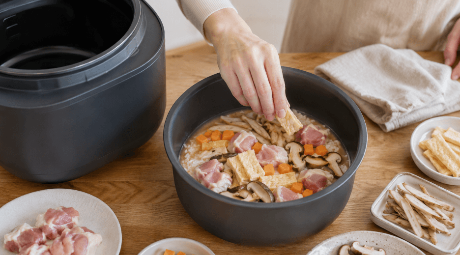 炊き込みご飯の具材を米の上に混ぜずにのせる調理手順