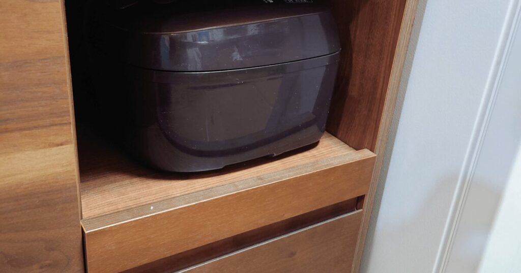 木製レンジボードの収納スペースに設置したタイガー炊飯器