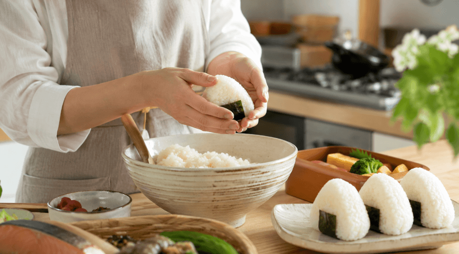 冷めてもおいしいご飯でおにぎりとお弁当を作る様子