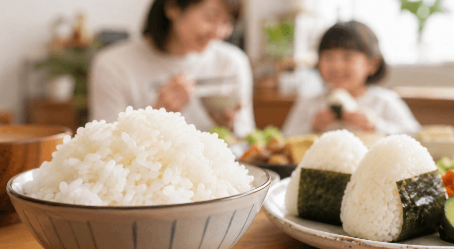 ツヤと粒立ちのある白ご飯とおにぎりを食卓で楽しむ親子