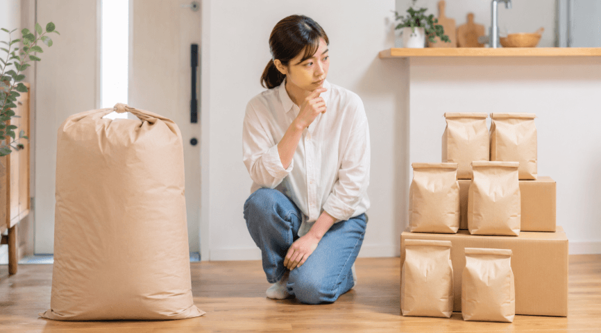 玄米の一括配送と小分け定期便を比較する女性
