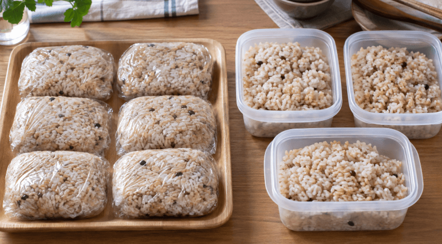 玄米入りご飯をラップと保存容器に分けて冷凍保存する様子