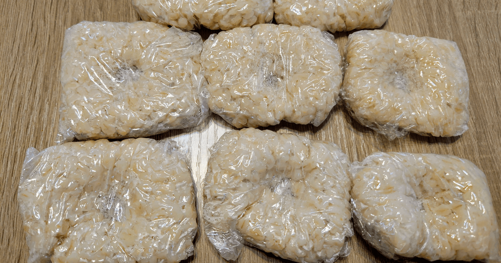 炊いた玄米を1食分ずつラップで小分けして冷凍保存する準備をした様子