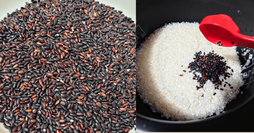 計量スプーンで黒米を白米に加えている炊飯準備の様子