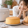 炊飯器の横に焼き上がったスポンジケーキと丸形パン