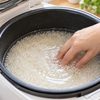 無洗米を炊く前に炊飯器の内釜でお米と水を軽くかき混ぜる様子