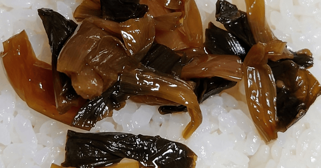 白ご飯の上にのせた行者にんにく醤油漬け