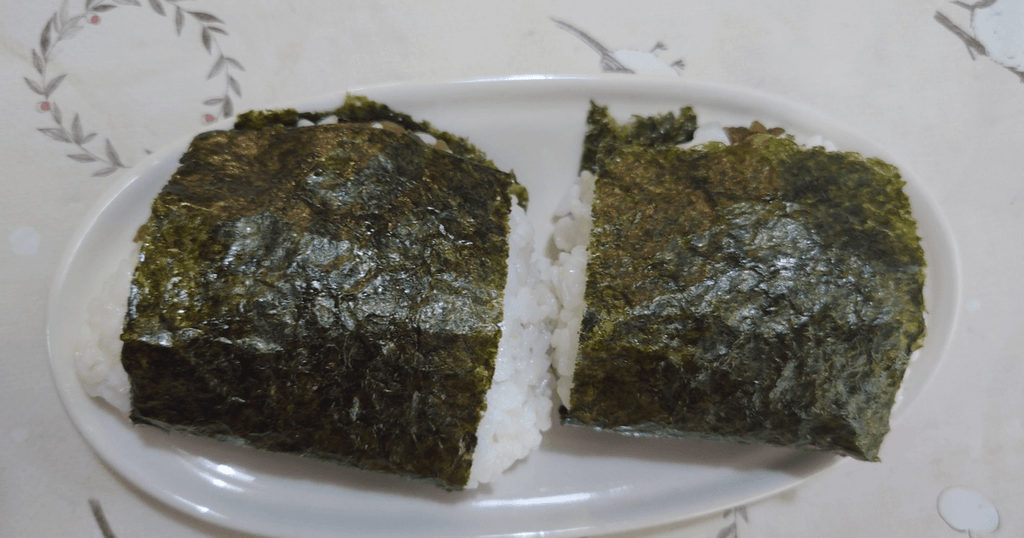 北海道産おぼろづきのご飯で作った海苔を巻いたおにぎり2個