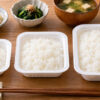 パックご飯の容量の違いをイメージした3種類の白ご飯と和食のおかず