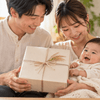 赤ちゃんと両親が囲む出産内祝い向けのお米ギフト