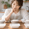 ゆめぴりかのパックご飯を比較する女性と3種類のご飯
